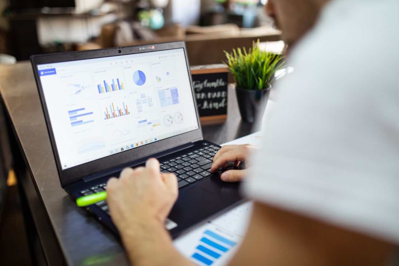 Analyse d’entreprise ciblée avec des graphiques et des diagrammes sur un ordinateur portable dans un bureau moderne.